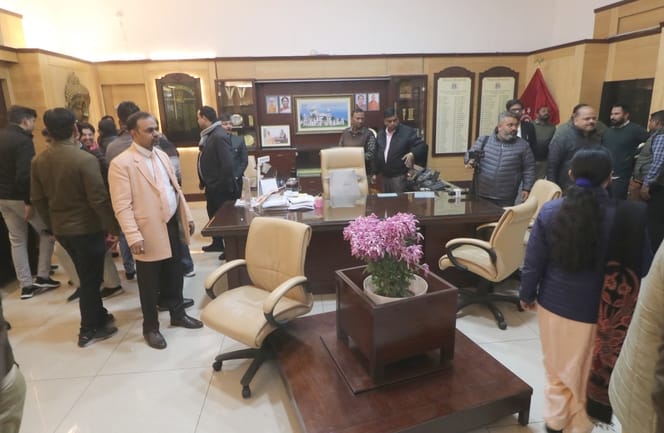 केजीएमयू में हुआ हंगामा और प्रेसवार्ता करतीं अपर्णा यादव।