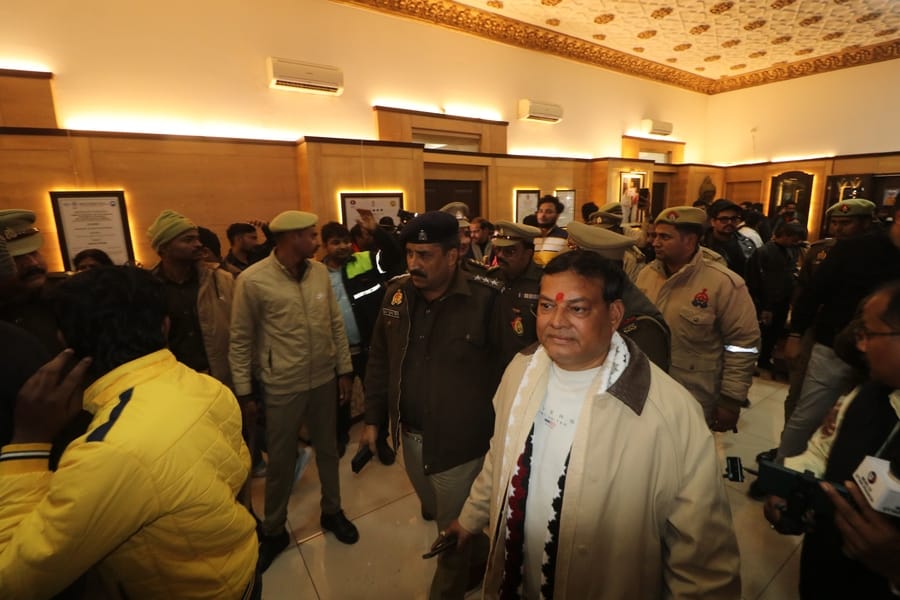 केजीएमयू में हुआ हंगामा और प्रेसवार्ता करतीं अपर्णा यादव।