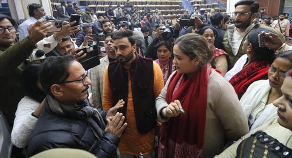 केजीएमयू में हुआ हंगामा और प्रेसवार्ता करतीं अपर्णा यादव।