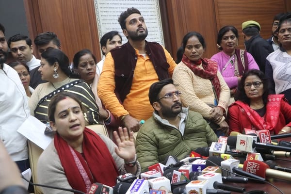 केजीएमयू में हुआ हंगामा और प्रेसवार्ता करतीं अपर्णा यादव।