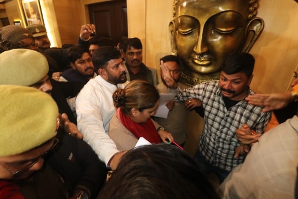 केजीएमयू में हुआ हंगामा और प्रेसवार्ता करतीं अपर्णा यादव।