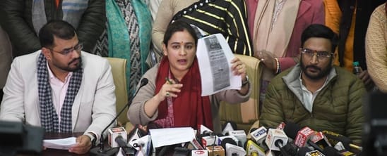 केजीएमयू में हुआ हंगामा और प्रेसवार्ता करतीं अपर्णा यादव।