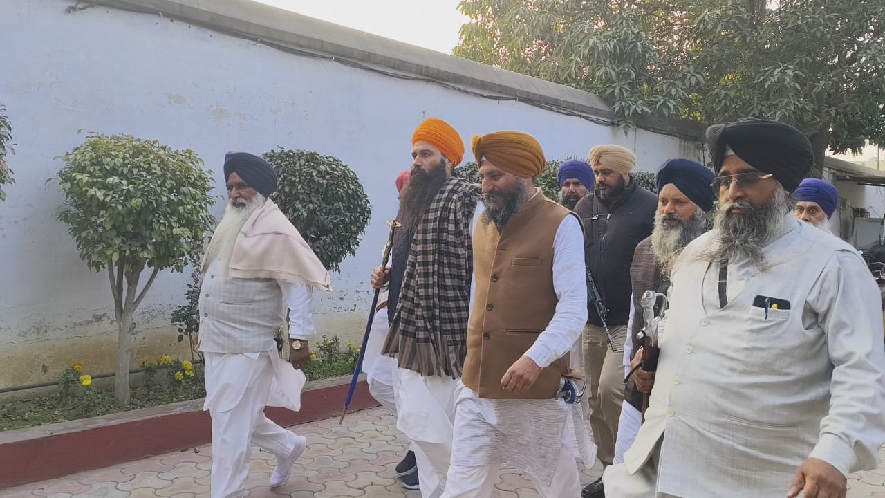 कुरुक्षेत्र। एचएसजीएमसी सदस्य इंद्रजीत सिंह, हरमनप्रीत सिंह और मोहनजीत सिंह चर्चा करते हुए। स् कुरुक्षेत्र। एचएसजीएमसी सदस्य इंद्रजीत सिंह, हरमनप्रीत सिंह और मोहनजीत सिंह चर्चा करते हुए। स्