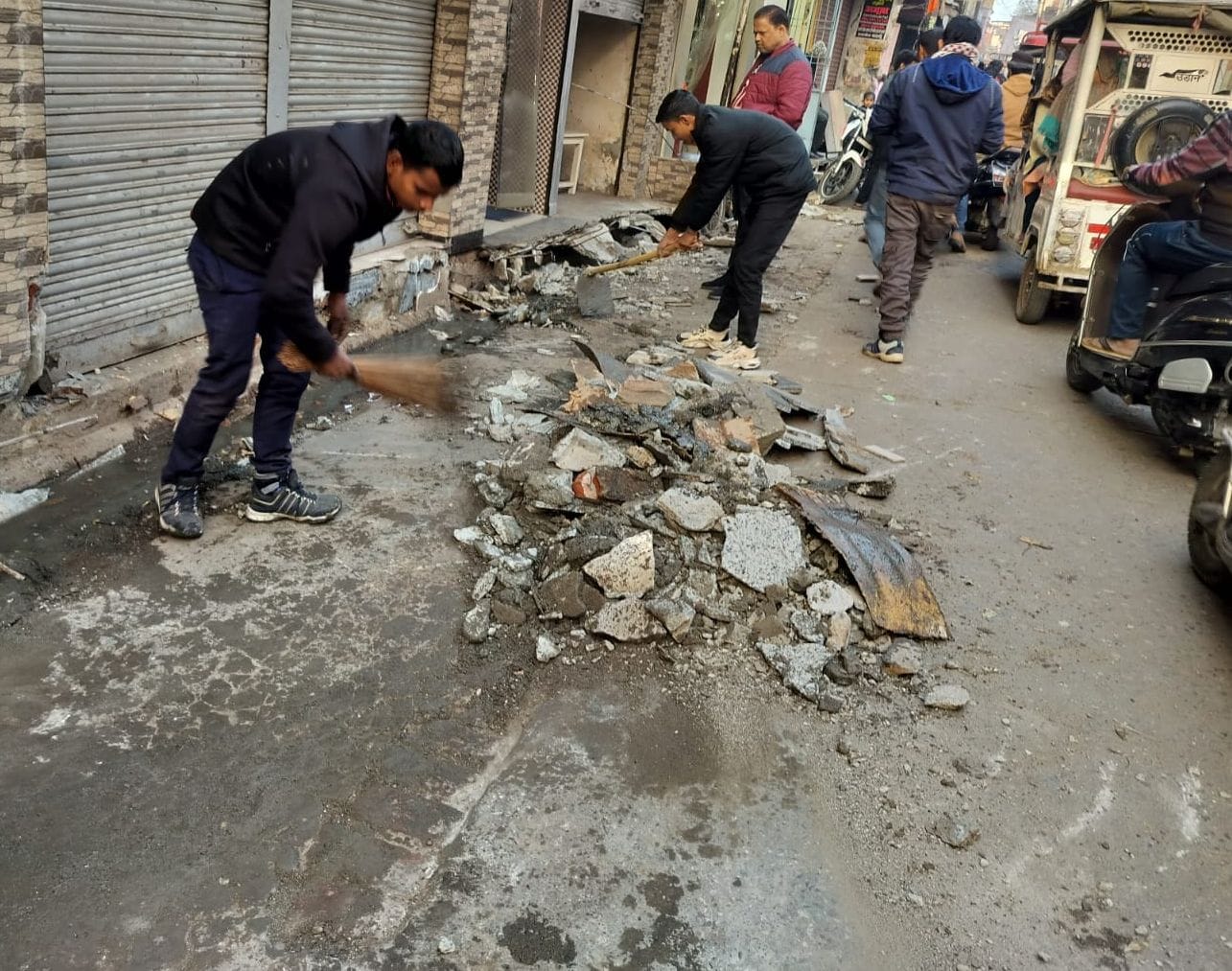 कार्रवाई के बाद मलबा हटाते दुकानदार, संवाद