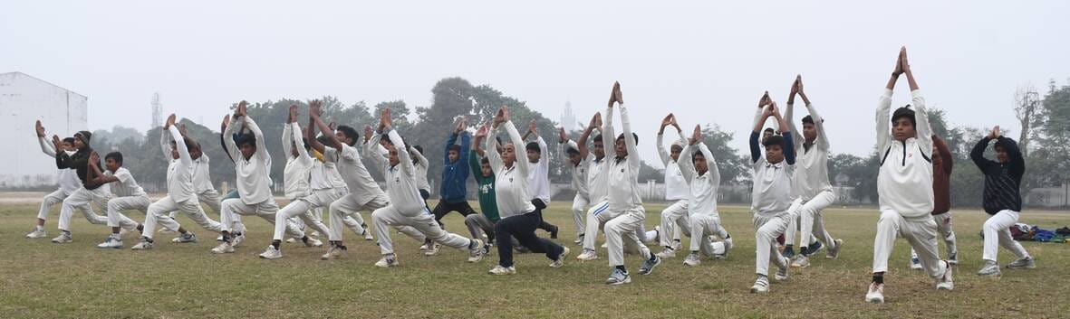 कड़ाके की ठंड में सुबह चाैक स्टेडियम में प्रैक्टिस करते खिलाड़ी। 