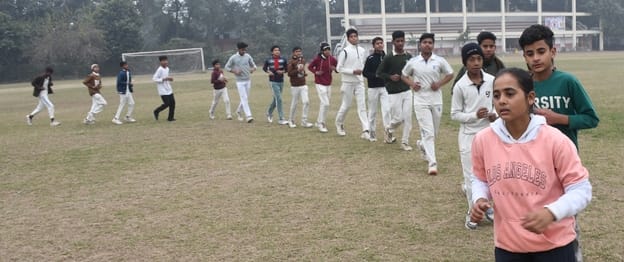 कड़ाके की ठंड में सुबह चाैक स्टेडियम में प्रैक्टिस करते खिलाड़ी। 