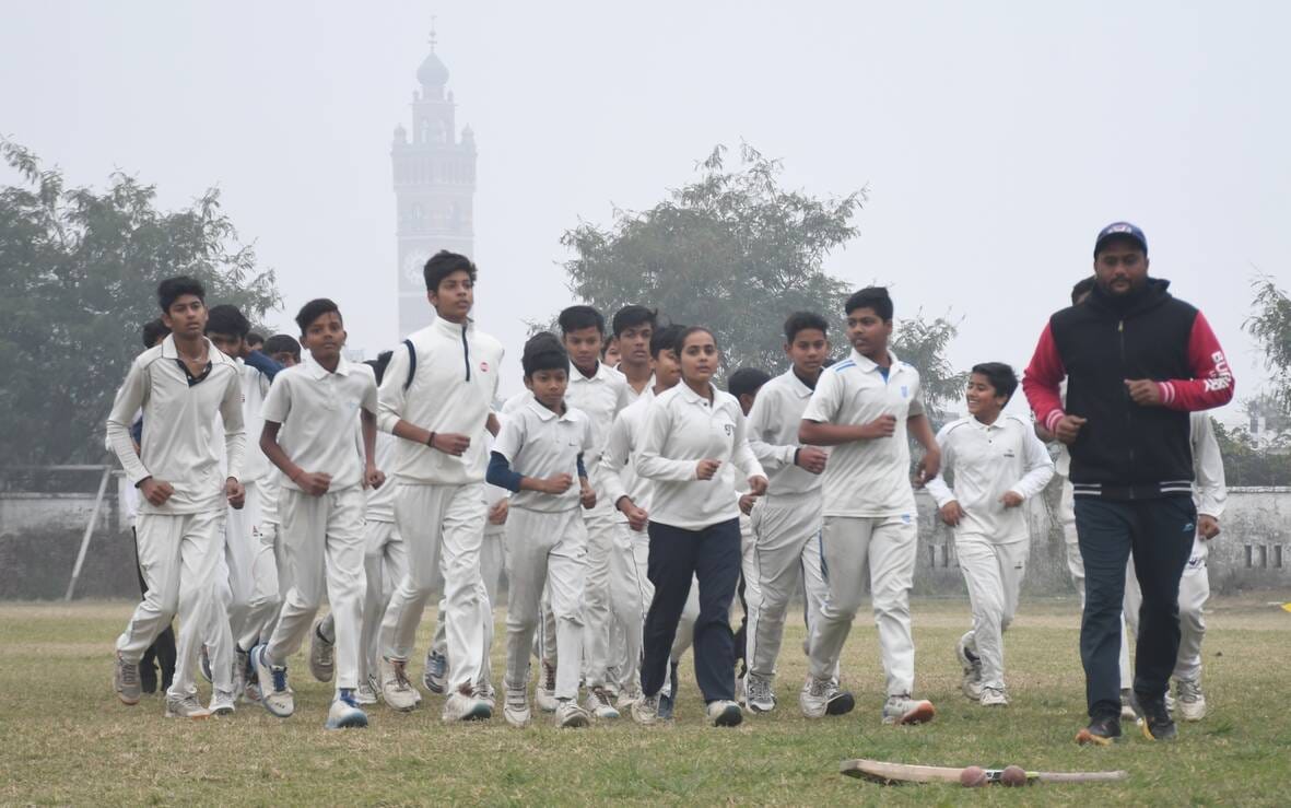 कड़ाके की ठंड में सुबह चाैक स्टेडियम में प्रैक्टिस करते खिलाड़ी। 