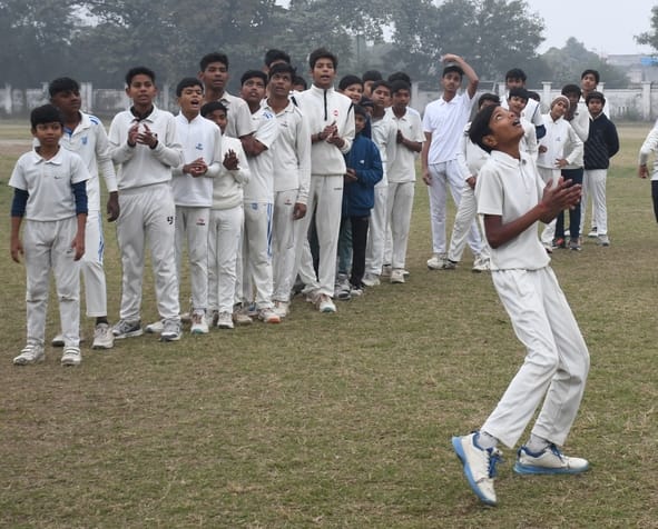 कड़ाके की ठंड में सुबह चाैक स्टेडियम में प्रैक्टिस करते खिलाड़ी। 