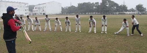 कड़ाके की ठंड में सुबह चाैक स्टेडियम में प्रैक्टिस करते खिलाड़ी। 