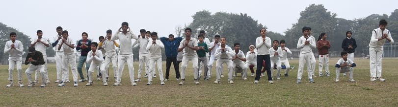 कड़ाके की ठंड में सुबह चाैक स्टेडियम में प्रैक्टिस करते खिलाड़ी। 