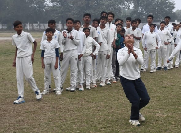 कड़ाके की ठंड में सुबह चाैक स्टेडियम में प्रैक्टिस करते खिलाड़ी। 