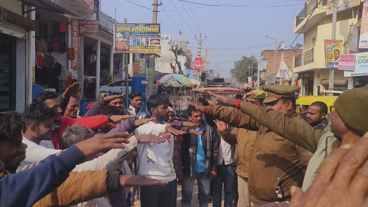 लोगों को सड़क सुरक्षा की शपथ दिलाते पुलिस कर्मी- मीडिया सेल लोगों को सड़क सुरक्षा की शपथ दिलाते पुलिस कर्मी- मीडिया सेल
