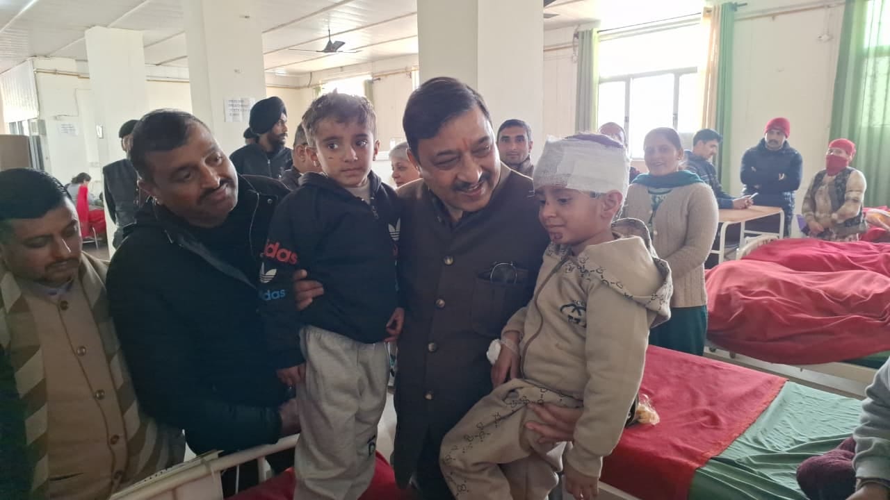 मेडिकल कॉलेज में उपचाराधीन बस हादसे में घायल महिला। संवाद