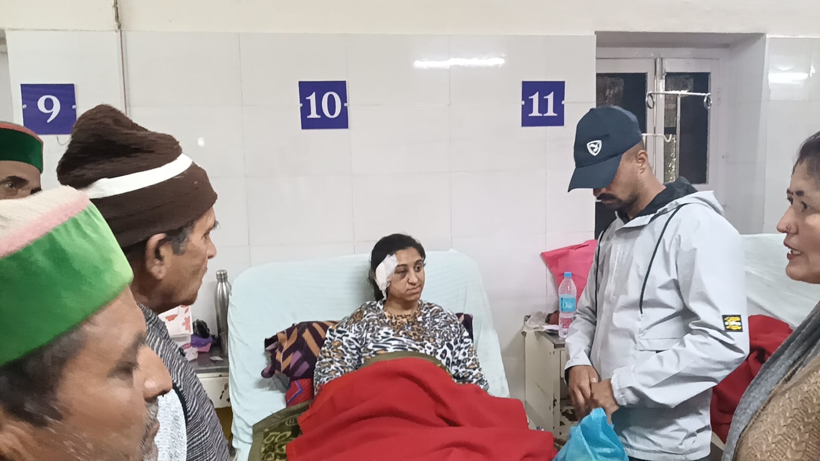 मेडिकल कॉलेज में उपचाराधीन बस हादसे में घायल महिला। संवाद