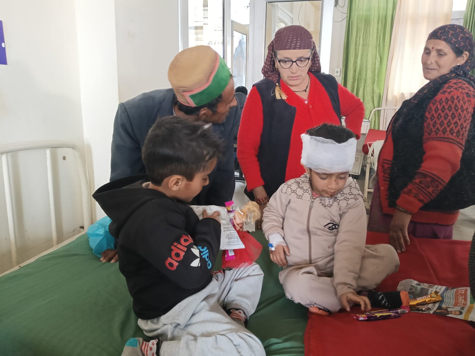 मेडिकल कॉलेज में उपचाराधीन बस हादसे में घायल महिला। संवाद