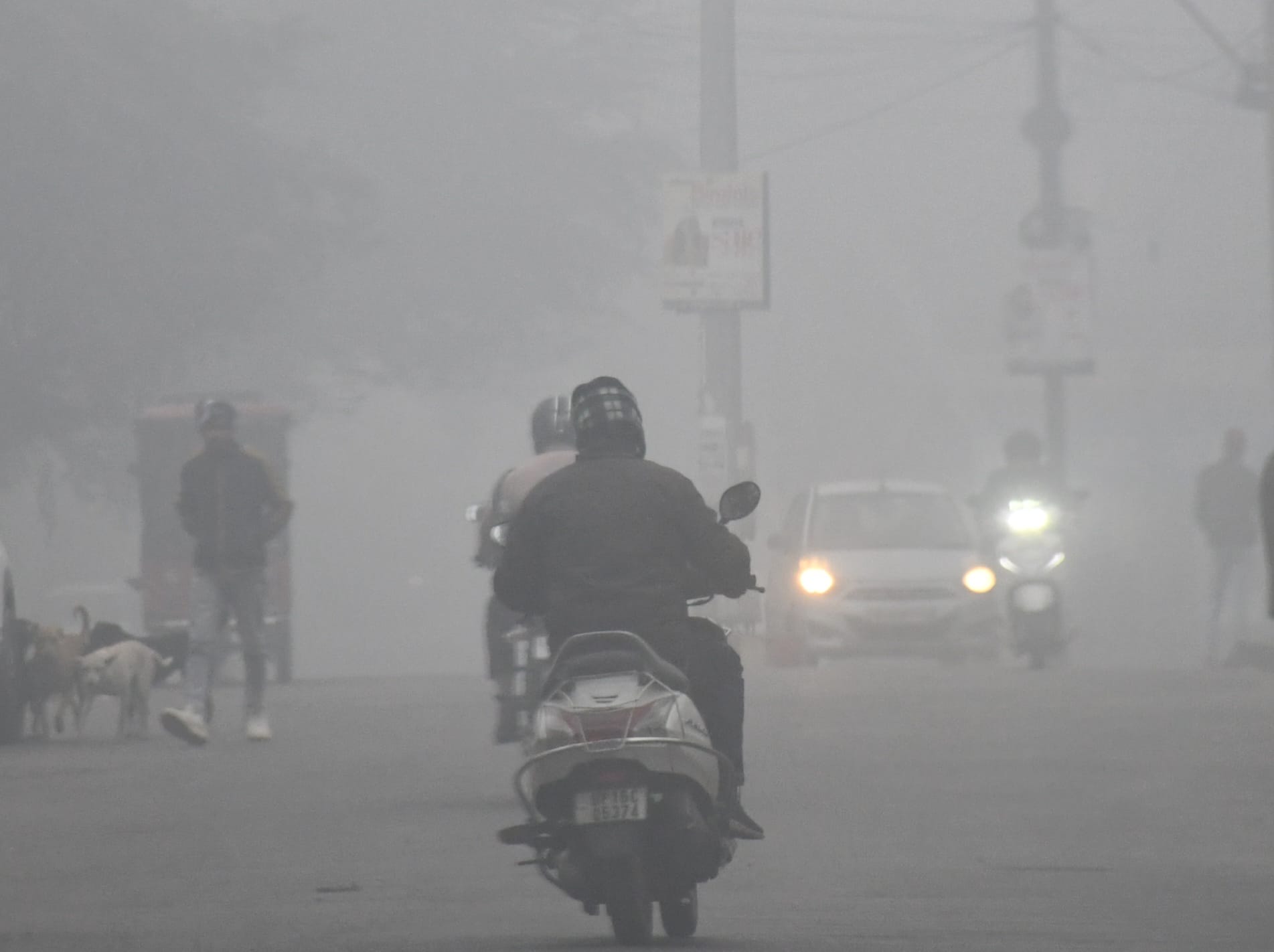 मेरठ..कंवलजीत..सुबह के समय केंट छेत्र में हुआ कोहरा......संवाद