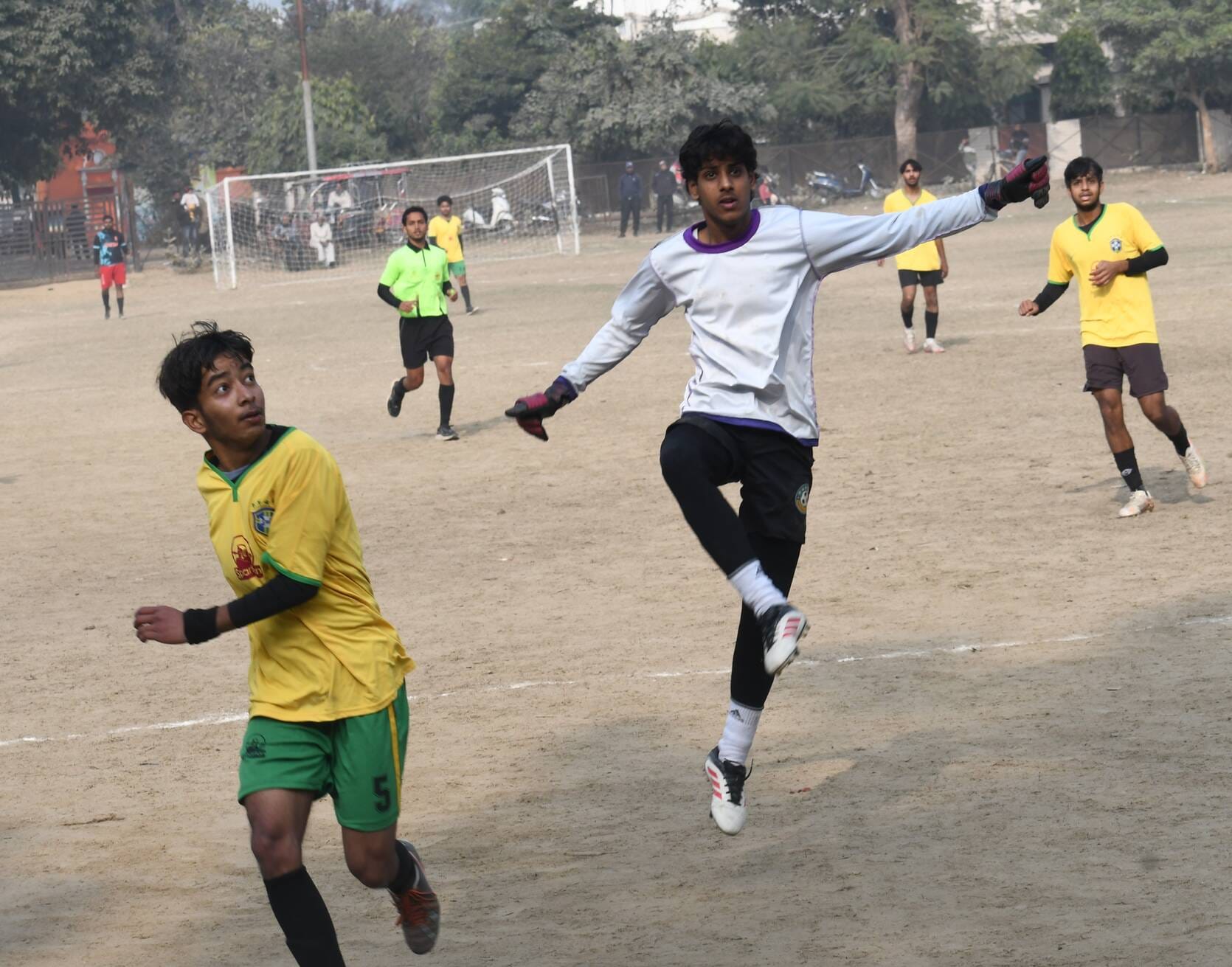 मेरठ..कंवलजीत..तोपखाना मैदान में दुर्गा सिंह फूटबोल ट्रॉफी में टूर्नामेंट के दौरान गोल के लिए ज