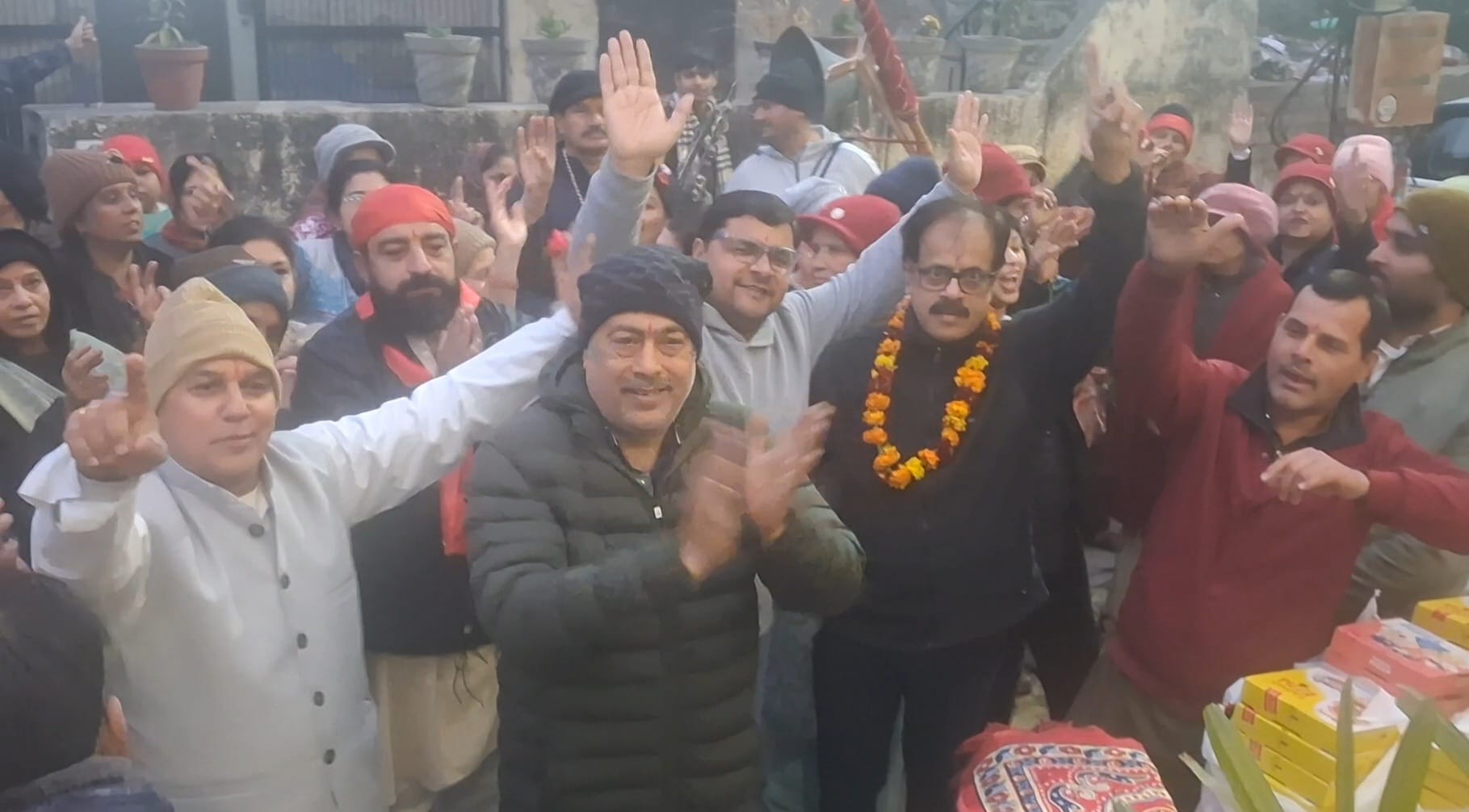 प्रभातफेरी में भजनों पर थिरकते श्रद्धालु। संस्थान