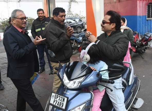 पेट्रोल पंप पर जांच करती टीम। पेट्रोल पंप पर जांच करती टीम।