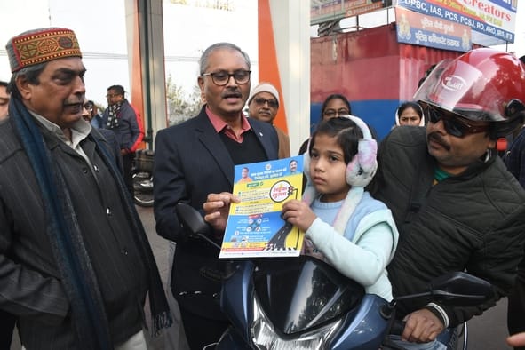 पेट्रोल पंप पर जांच करती टीम। पेट्रोल पंप पर जांच करती टीम।