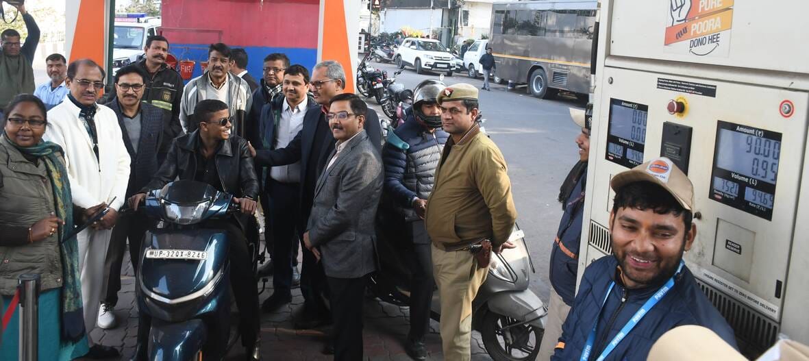 पेट्रोल पंप पर जांच करती टीम। पेट्रोल पंप पर जांच करती टीम।