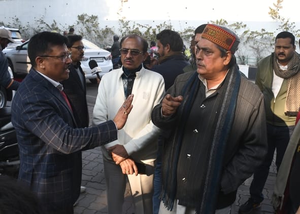 पेट्रोल पंप पर जांच करती टीम। पेट्रोल पंप पर जांच करती टीम।