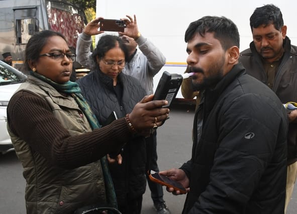 पेट्रोल पंप पर जांच करती टीम। पेट्रोल पंप पर जांच करती टीम।