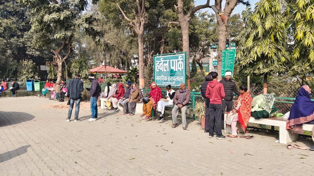 सुबह के नौ बजे जगाधरी यमुनानगर रोड पर छाई धुंध में लाइट जलाकर गुजरते वाहन चालक। संवाद सुबह के नौ बजे जगाधरी यमुनानगर रोड पर छाई धुंध में लाइट जलाकर गुजरते वाहन चालक। संवाद