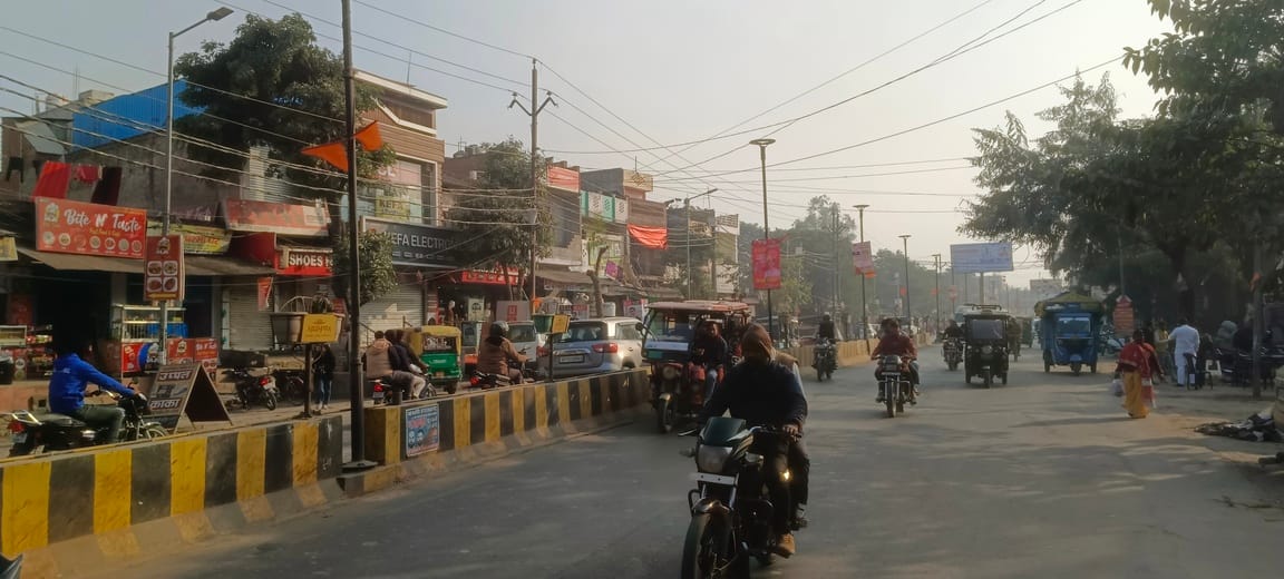 सुबह के समय कोहरा रहा, कोचिंग जाती छात्राएं-संवाद