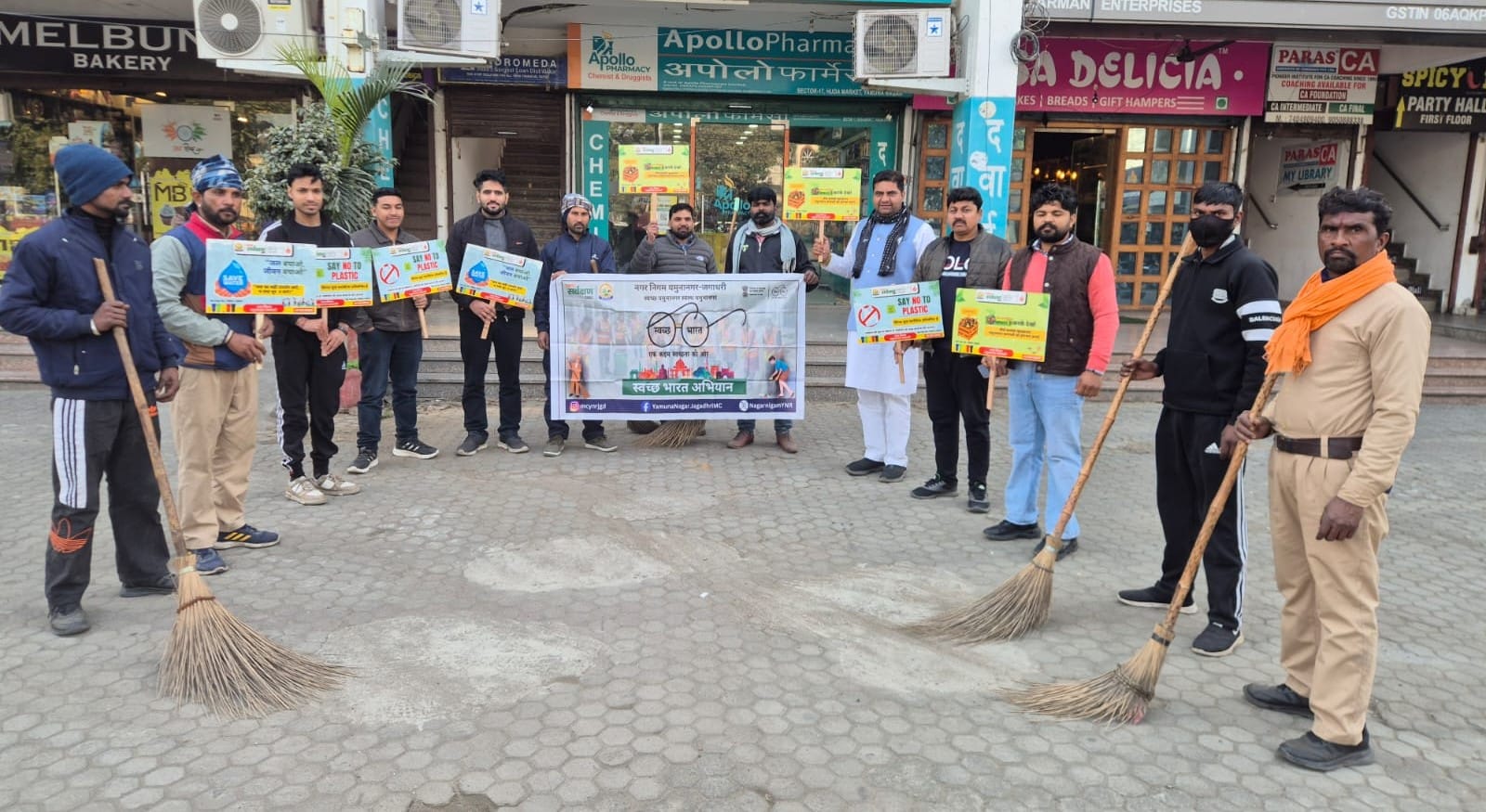 सेक्टर 17 में स्वच्छता अभियान चलाती नगर निगम की टीम। प्रवक्ता