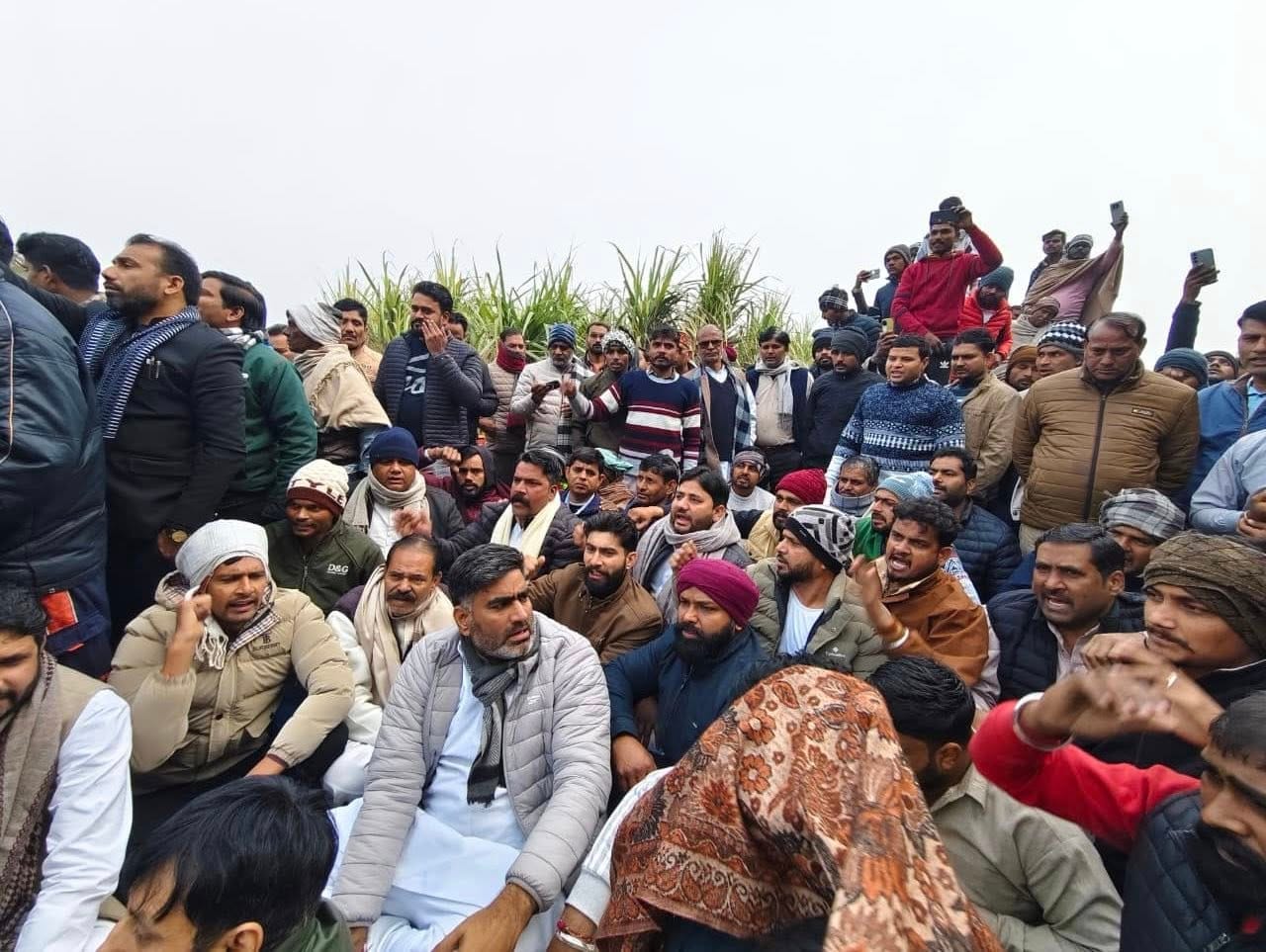 सरधना। गांव कपसाड़ में परिजनों से वार्ता करने पहुंचे पूर्व केन्द्रीय राज्यमंत्री डॉ. संजीव बालि सरधना। गांव कपसाड़ में परिजनों से वार्ता करने पहुंचे पूर्व केन्द्रीय राज्यमंत्री डॉ. संजीव बालि
