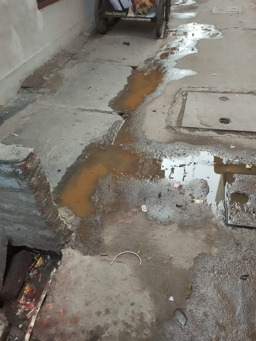 सड़क और नाली में बिखरी गंदगी।