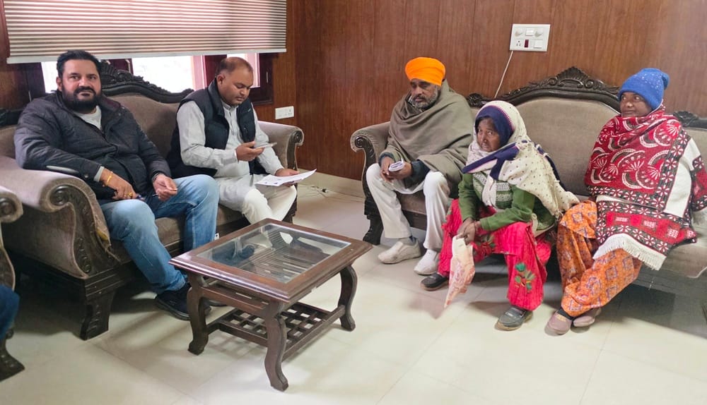 शाहाबाद। लोगों की समस्या सुनते भाजपा नेता सुभाष कलसाना। स्वयं शाहाबाद। लोगों की समस्या सुनते भाजपा नेता सुभाष कलसाना। स्वयं