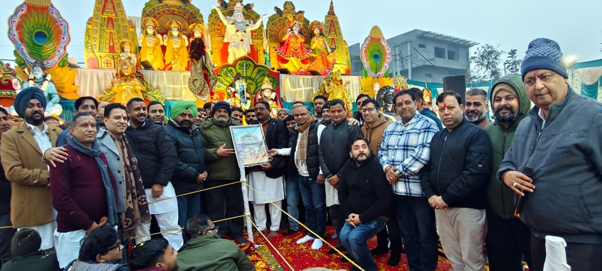 शाहाबाद। प्रभातफेरी के आयोजकों को सम्मानित करते हुए। विज्ञप्ति