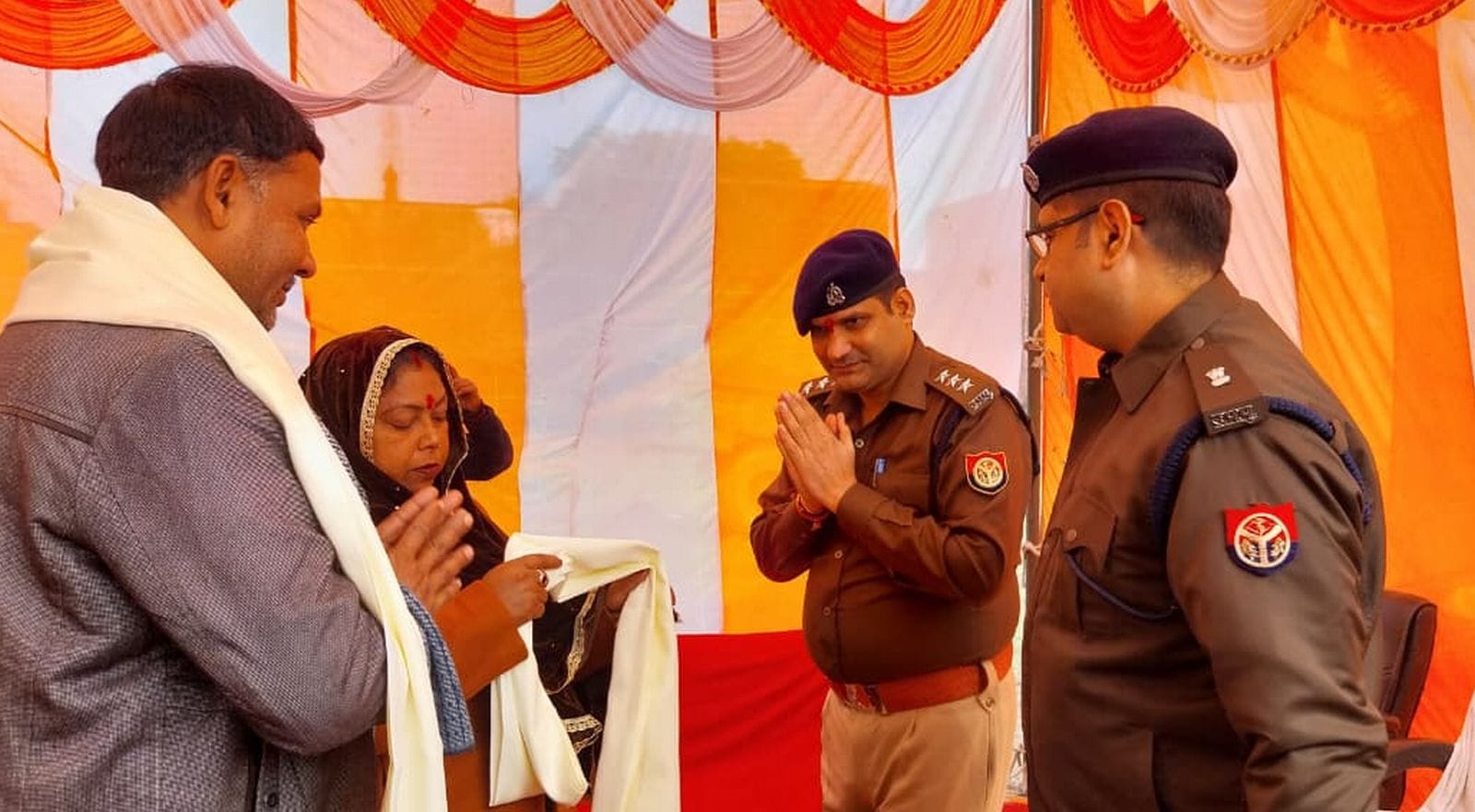 शहीदों को सलामी देते पुलिस कर्मी व मौजूद ग्रामीण व अधिकारी। संवाद शहीदों को सलामी देते पुलिस कर्मी व मौजूद ग्रामीण व अधिकारी। संवाद