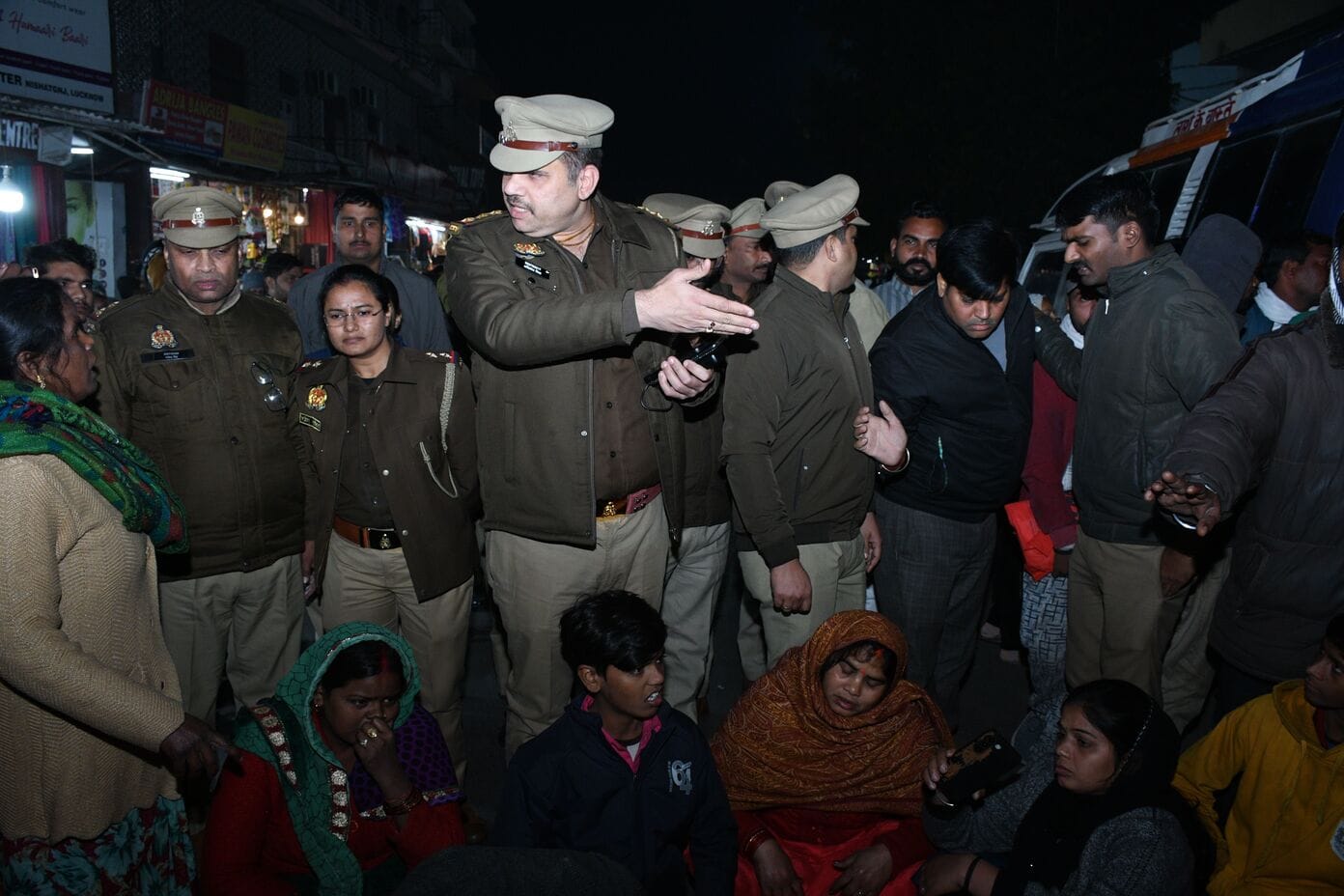 शटरिंग कारीगर के शव के साथ महानगर में प्रदर्शन करते परिजन। 