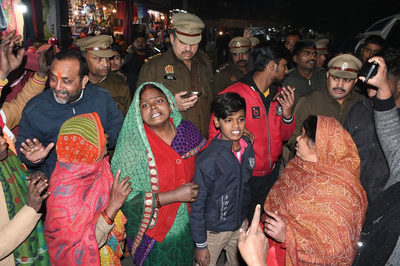 शटरिंग कारीगर के शव के साथ महानगर में प्रदर्शन करते परिजन। 