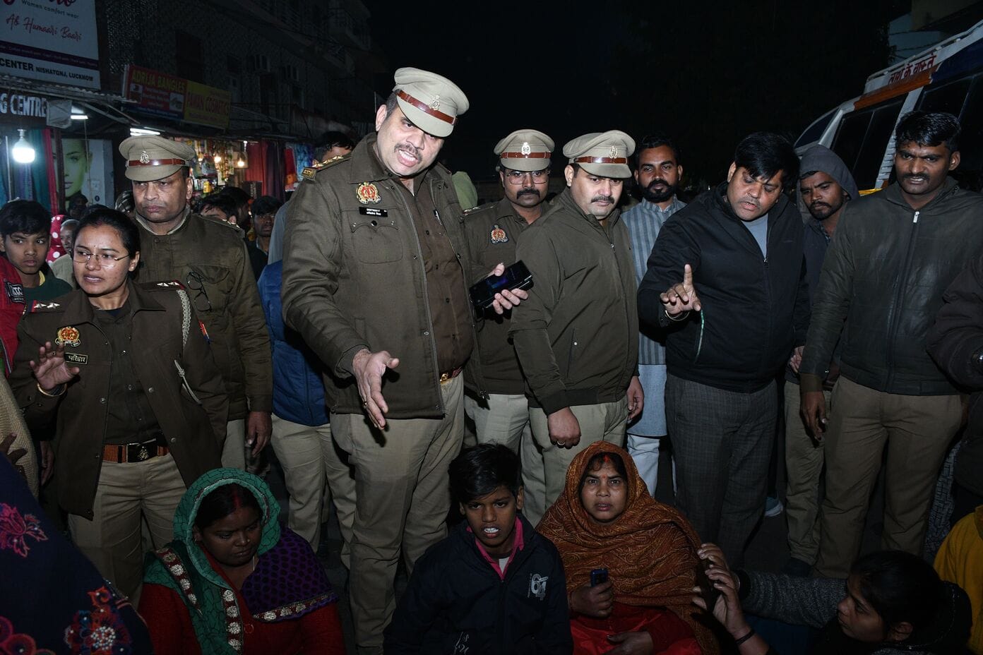 शटरिंग कारीगर के शव के साथ महानगर में प्रदर्शन करते परिजन। 