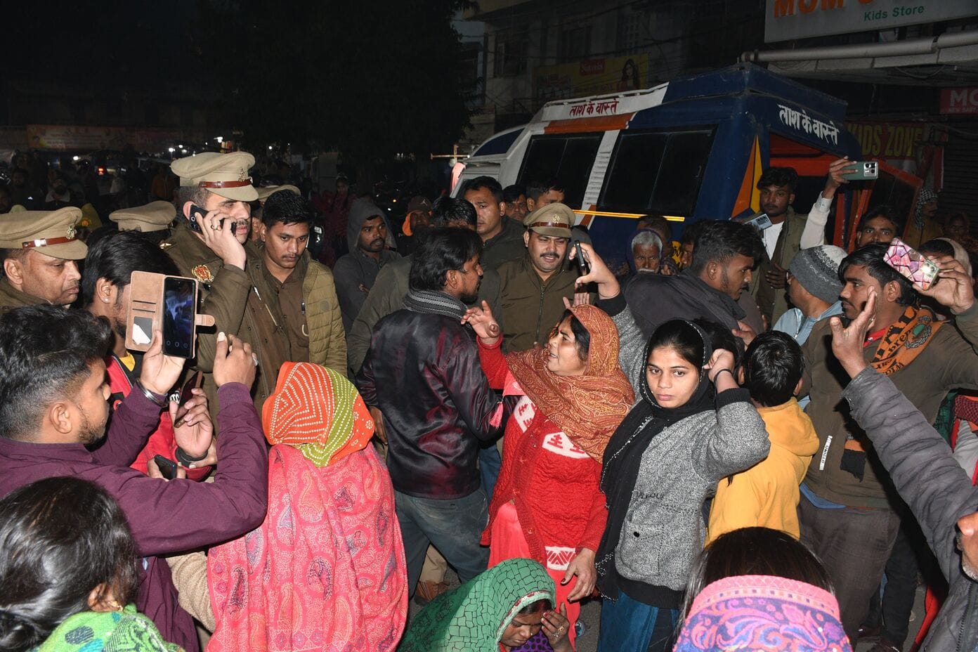 शटरिंग कारीगर के शव के साथ महानगर में प्रदर्शन करते परिजन। 