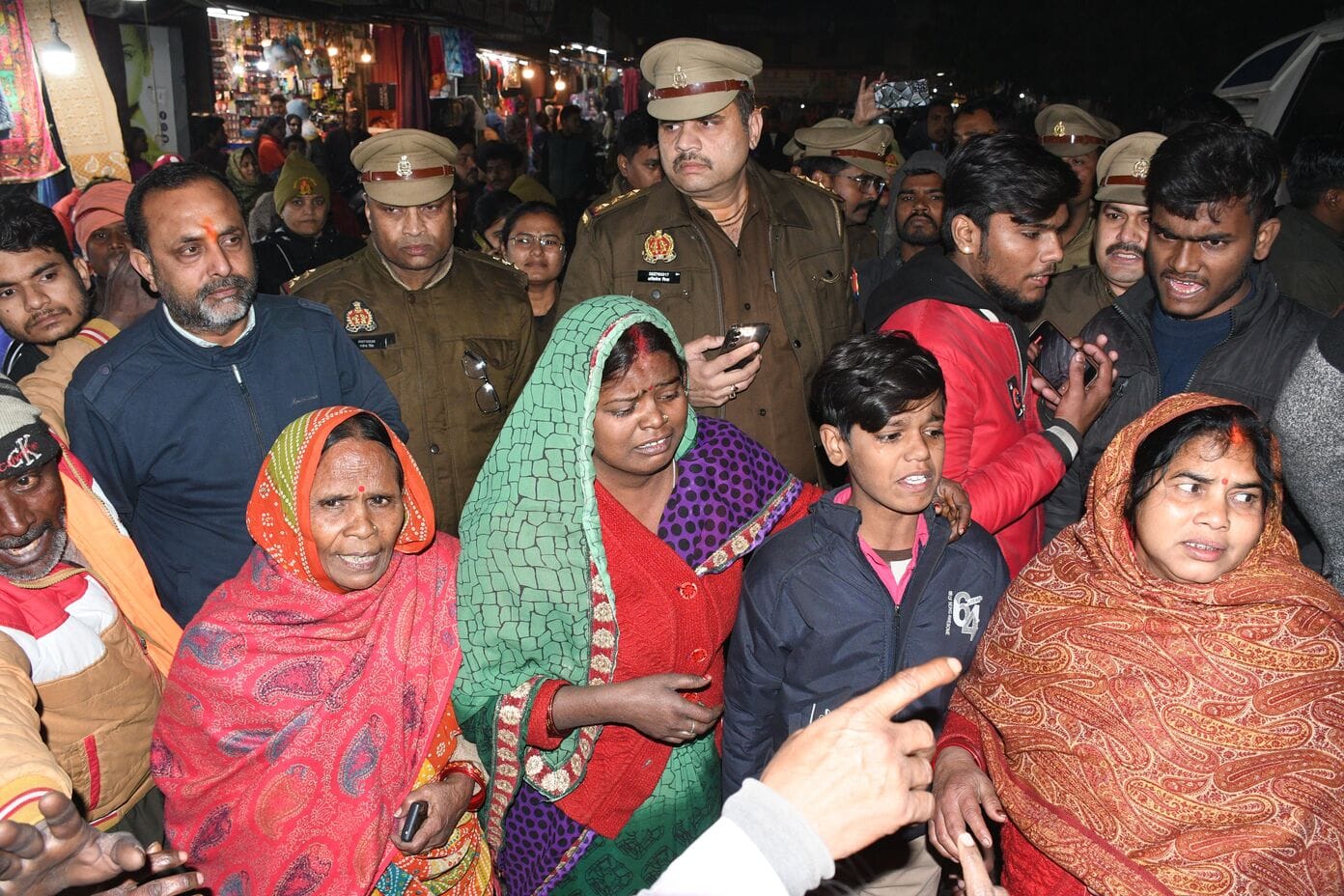 शटरिंग कारीगर के शव के साथ महानगर में प्रदर्शन करते परिजन। 