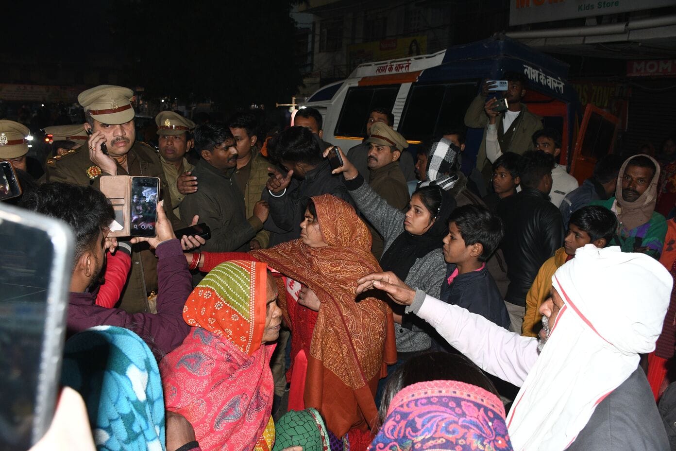 शटरिंग कारीगर के शव के साथ महानगर में प्रदर्शन करते परिजन। 