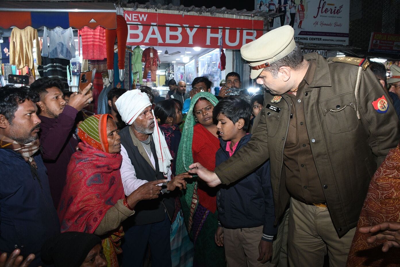 शटरिंग कारीगर के शव के साथ महानगर में प्रदर्शन करते परिजन। 