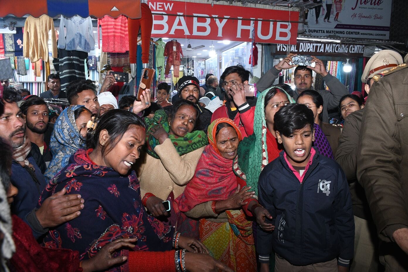 शटरिंग कारीगर के शव के साथ महानगर में प्रदर्शन करते परिजन। 