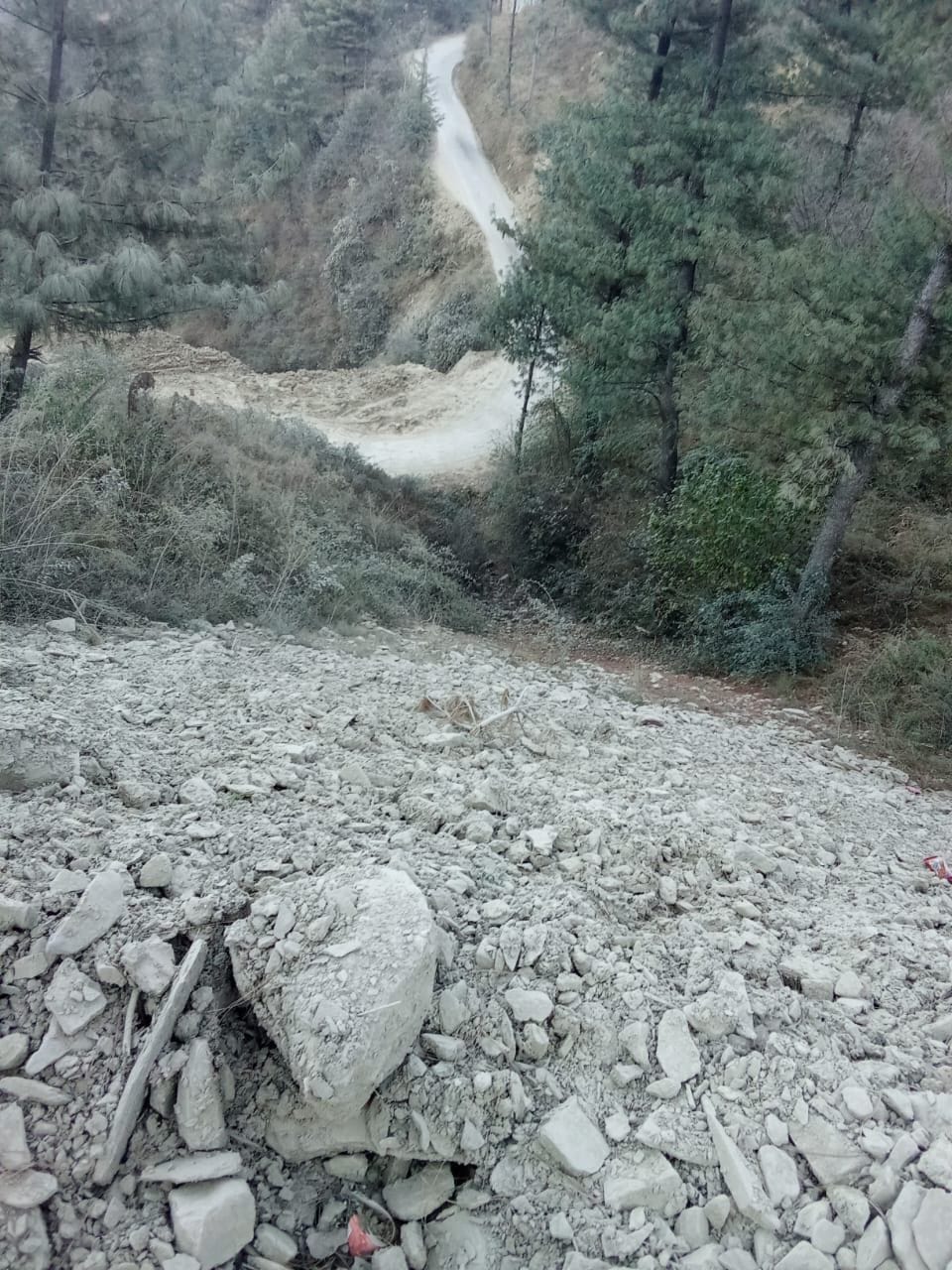 ठियोग में सडक़ निर्माण से निकलने वाला मलबा जंगल में लगाया जा रहा ठिकाने। संवाद ठियोग में सडक़ निर्माण से निकलने वाला मलबा जंगल में लगाया जा रहा ठिकाने। संवाद