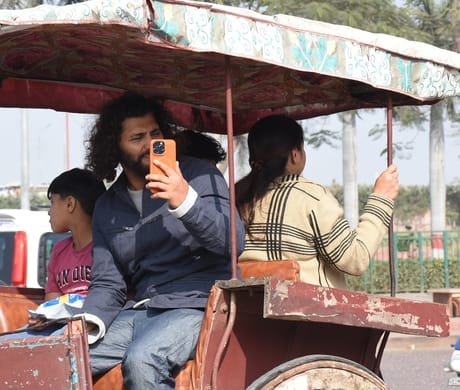 धूप का आनंद लेते लोग।