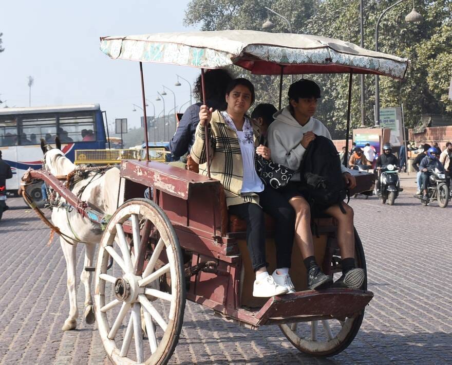 धूप का आनंद लेते लोग।