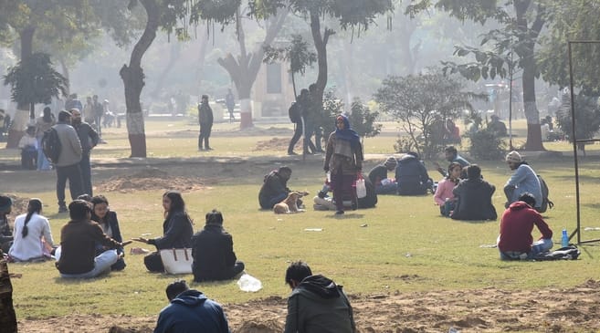 धूप का आनंद लेते लोग।