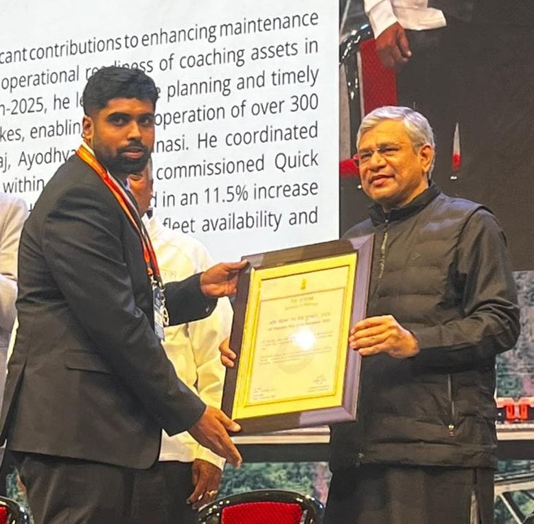 वरिष्ठ मंडल इंजीनियर इंद्र कुमार, वरिष्ठ मंडल यांत्रिक अभियंता देवेश शर्मा और  रेलवे सुरक्षा बल