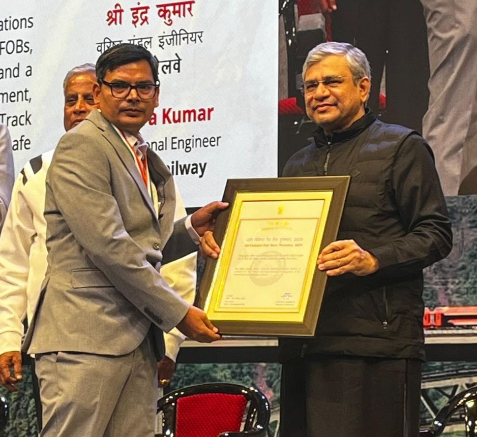 वरिष्ठ मंडल इंजीनियर इंद्र कुमार, वरिष्ठ मंडल यांत्रिक अभियंता देवेश शर्मा और  रेलवे सुरक्षा बल