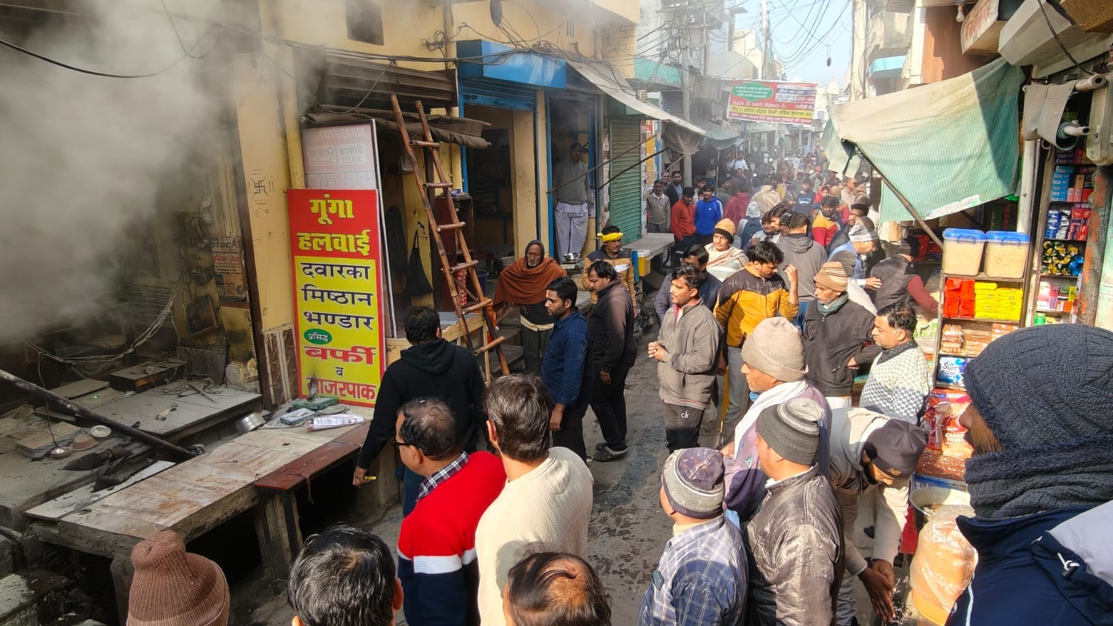 10jjrp10- बेरी मेन बाजार में मिठाई की दुकान में लगी आग। संवाद